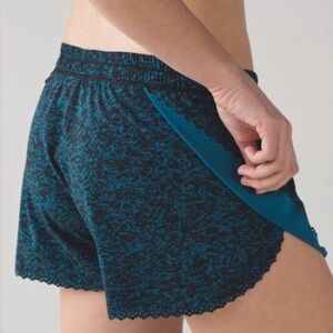 Lululemon Hit It Shorts Women Scalloped Layered Iced Wave Blue Black Size 10 Gym